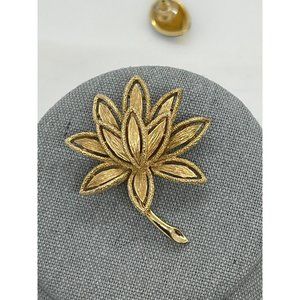 Vintage AVON Gold toned Flower Pin Brooch